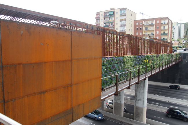 Pared verde en el Puente de Sarajevo de Barcelona