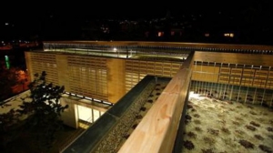 Escuela sostenible con cubiertas vegetales a Sarri&aacute;