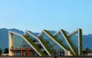 Proyecto residencial sostenible con cubiertas vegetales y paneles solares